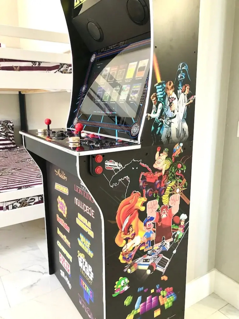 301 - Super Clean & Beautiful. Pools, Gym, Lake