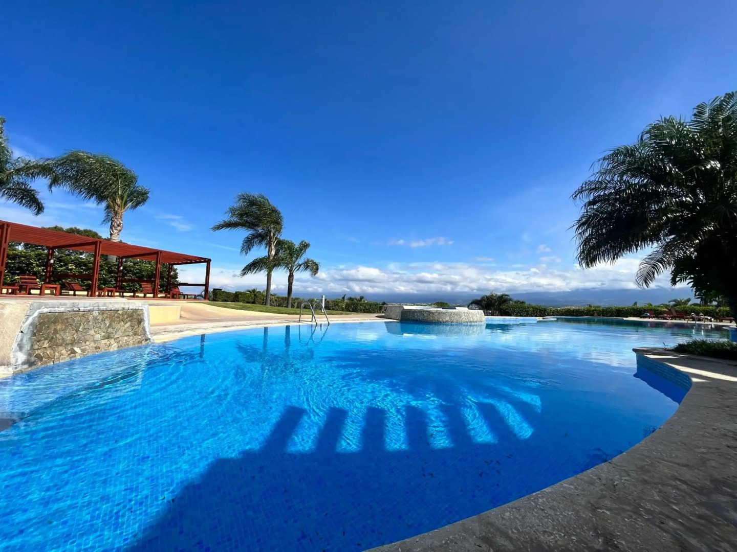 Modern 2 bed APT complex Pool,Tennis,Gym,FreeWiFi