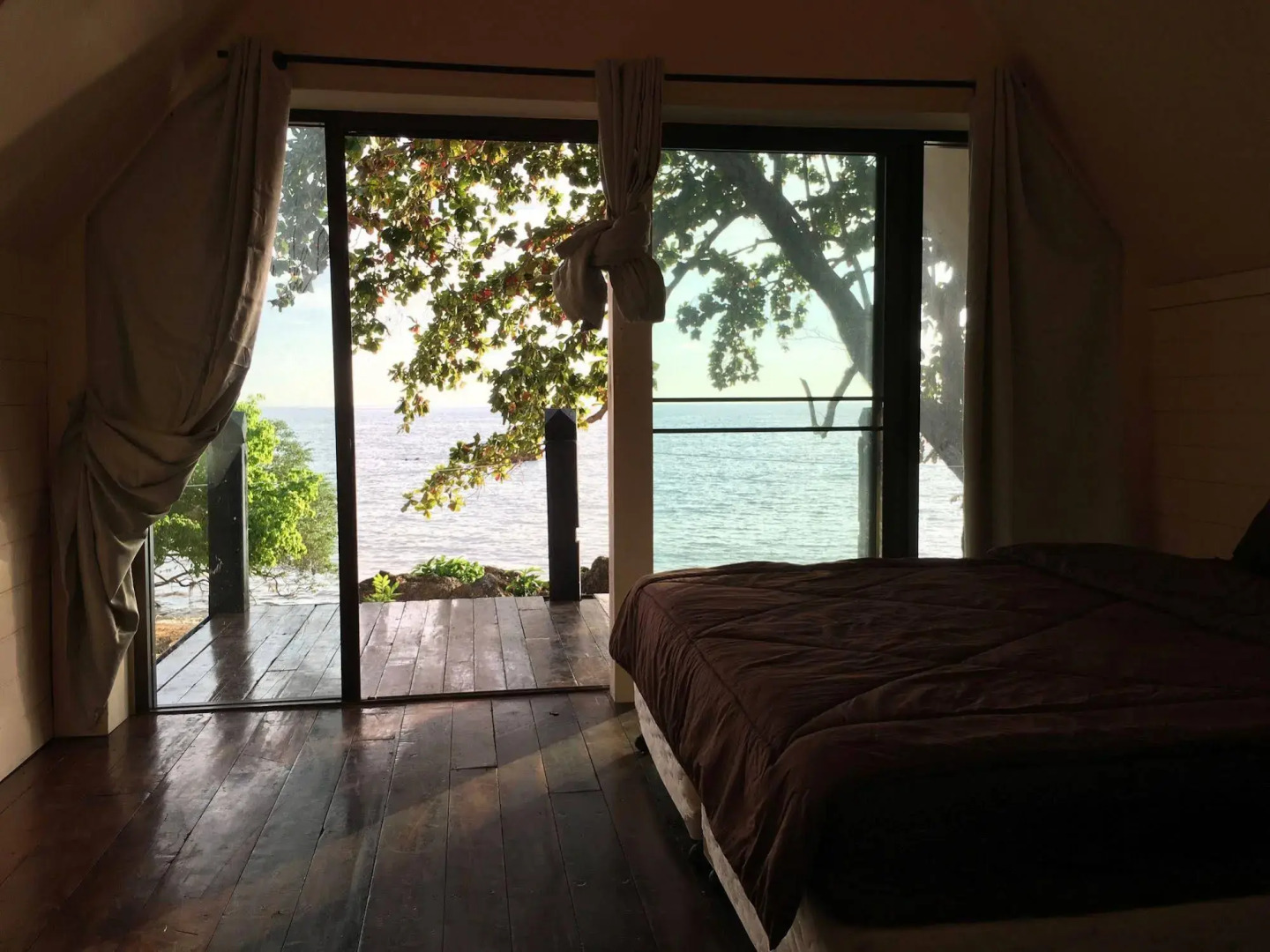 Banana Sunset Bar & Bungalows