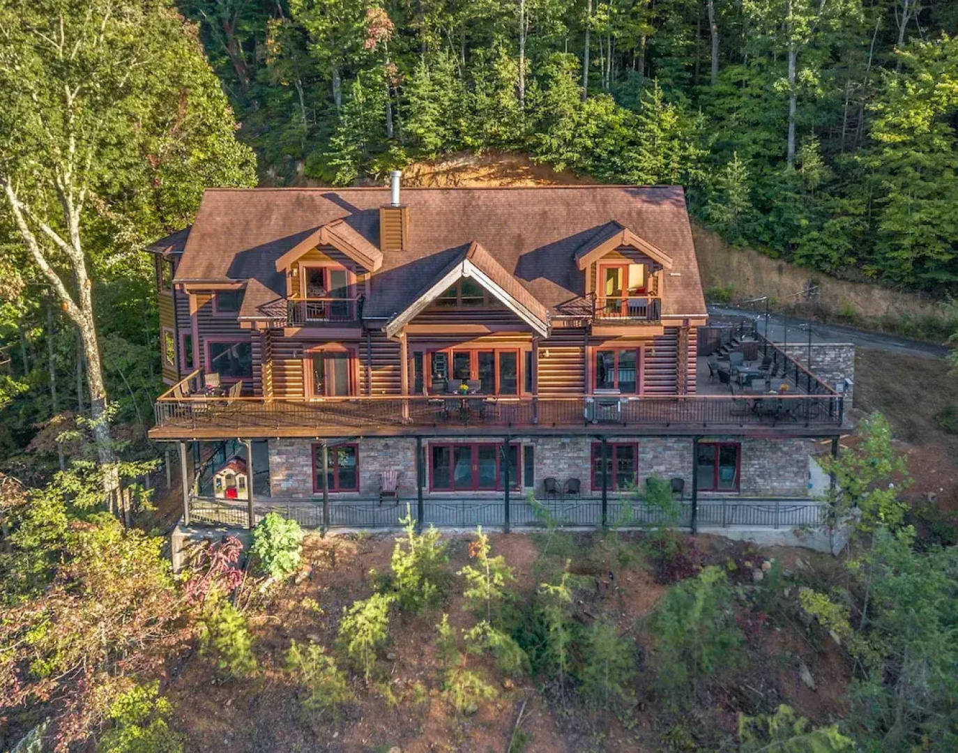 Tanglewood Mountain Lodge 8 Bedroom Residence by RedAwning