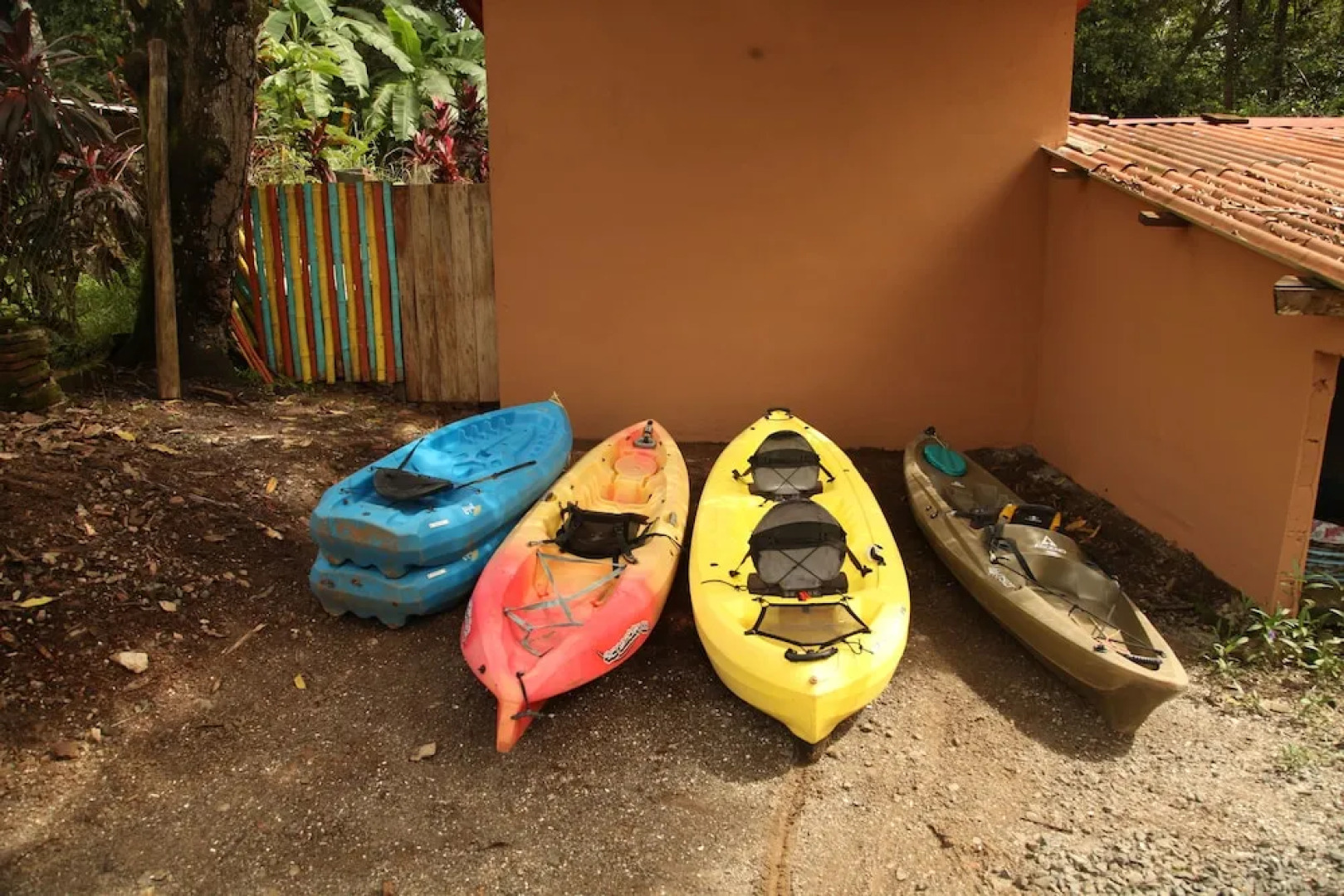 Tiki Lodge Bar & Restaurant - Hostel