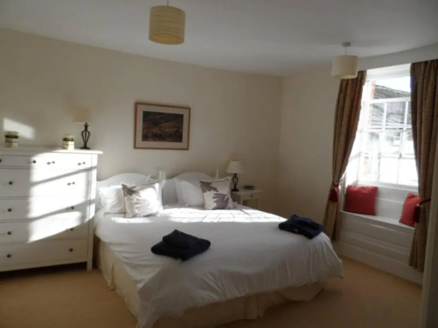 Stunning 3 bedroom cottage, all ensuite, near Stonehenge, Salisbury, Avebury and Bath