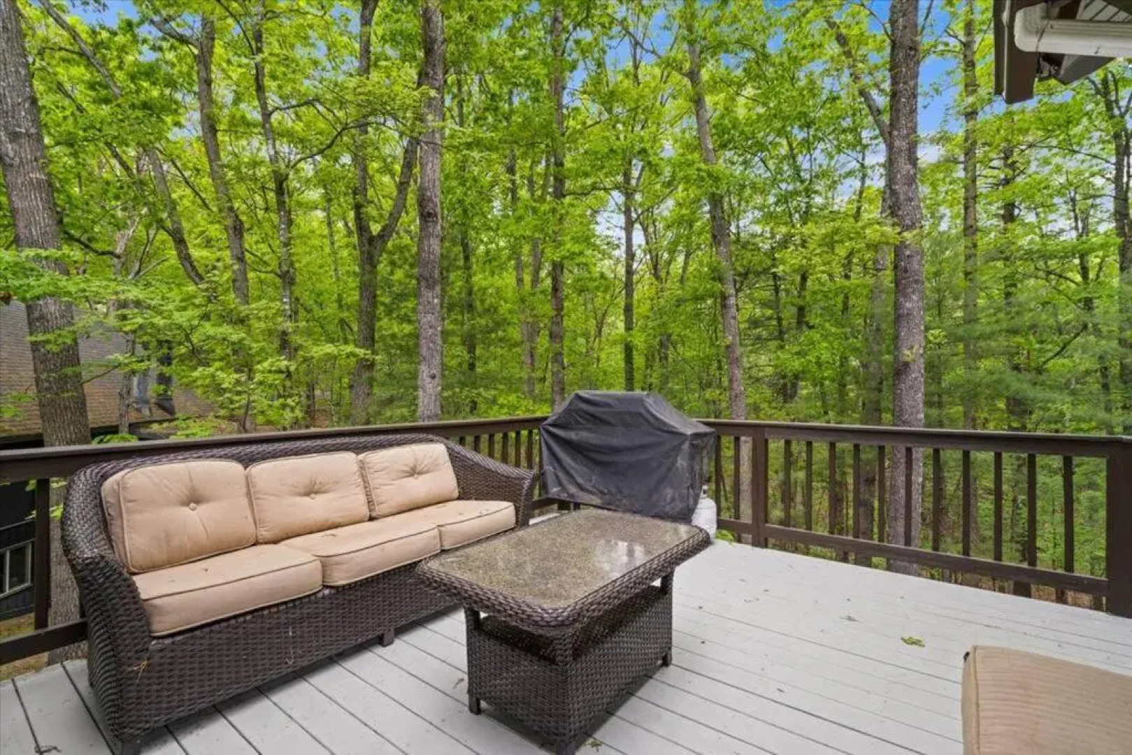 The Gingerbread House: 4 BR chalet, w/ Sunroom/Deck, sleeps 12, modern amenities