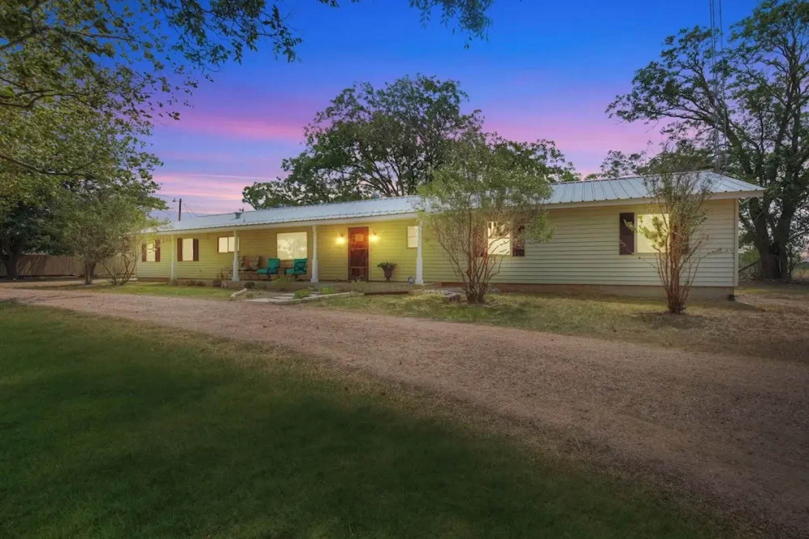 Spacious Home - Fire Pit, BBQ and Outdoor Seating!