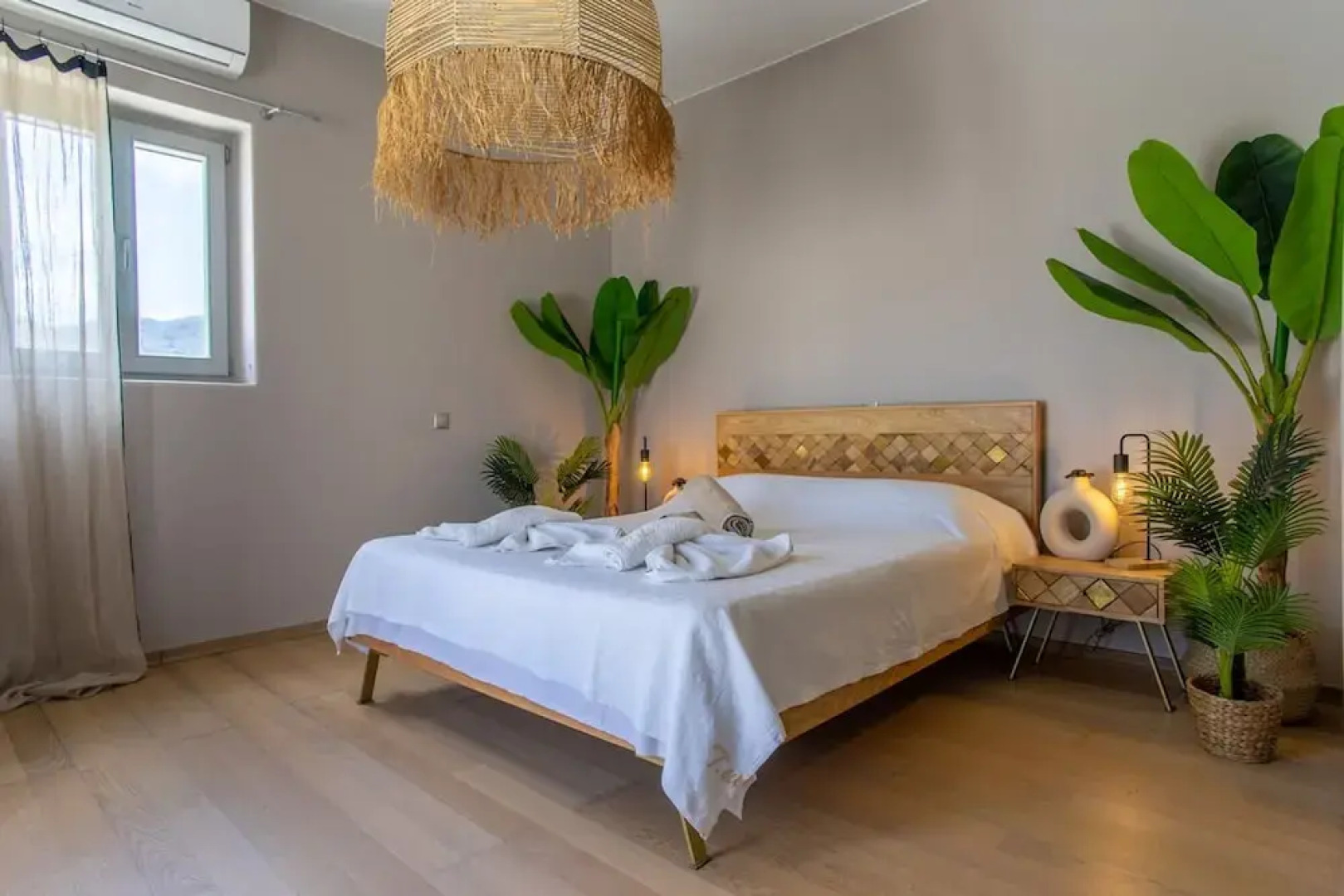 Luxury Villa Delphinus - Allparos Villas