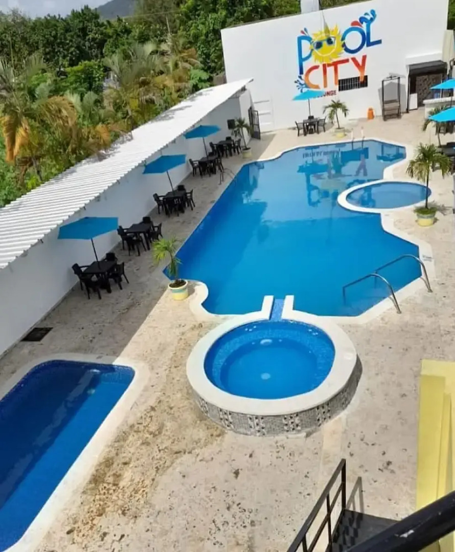 Hotel pool city
