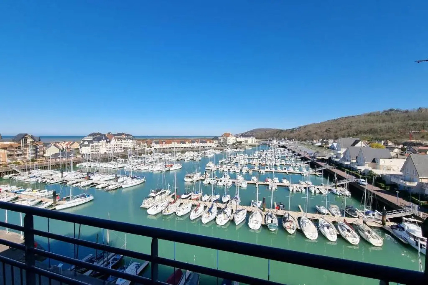 Bright 75 M With Balcony View On The Port