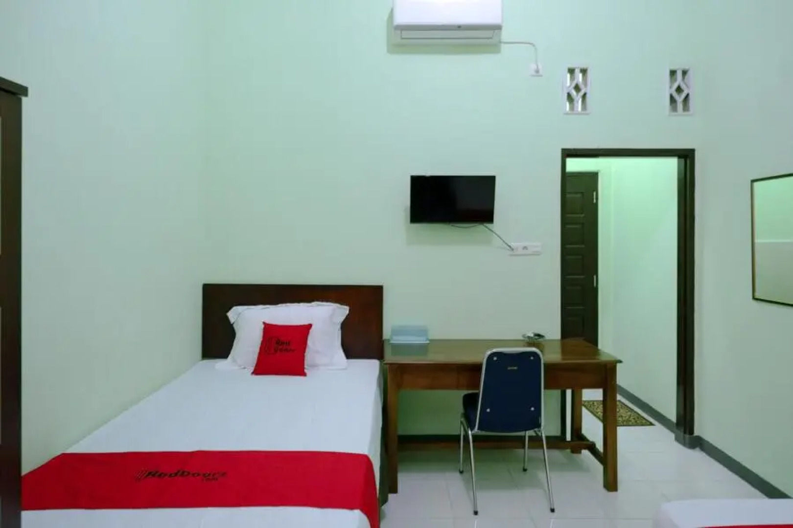 RedDoorz near Universitas Cokroaminoto Palopo