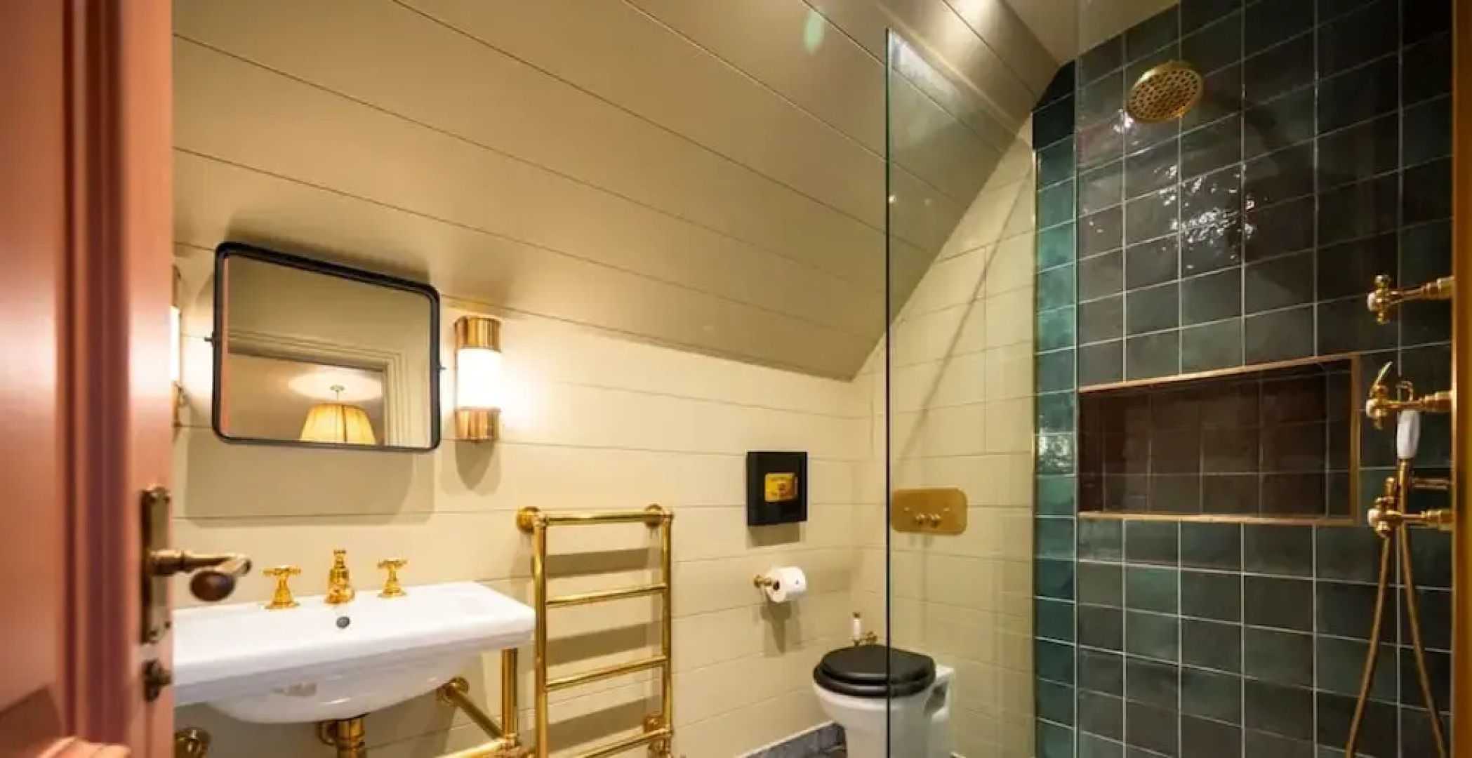 The Writers Retreat - 5 Beds Parking Much More