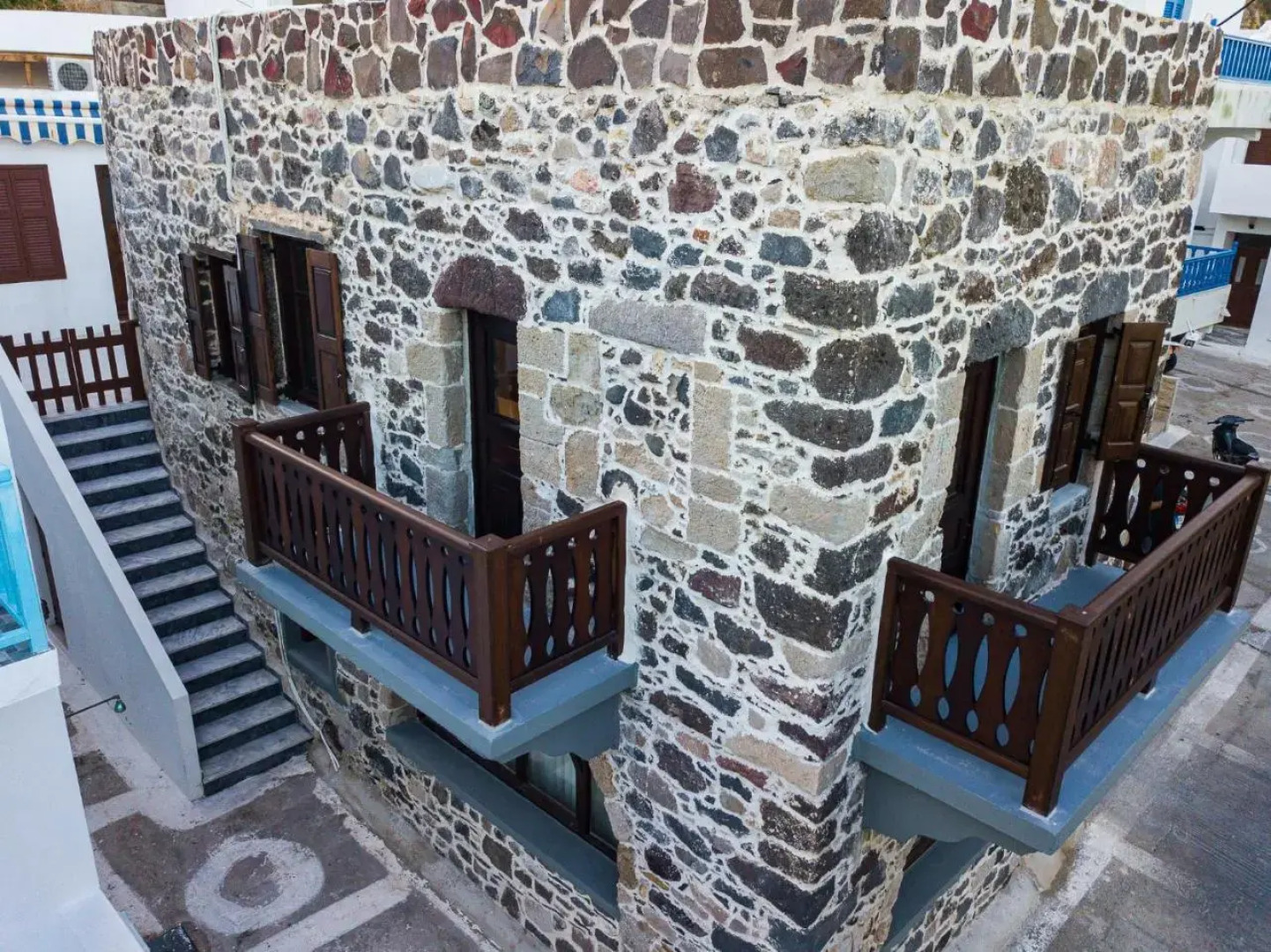 Plousiadi΄s Stone House