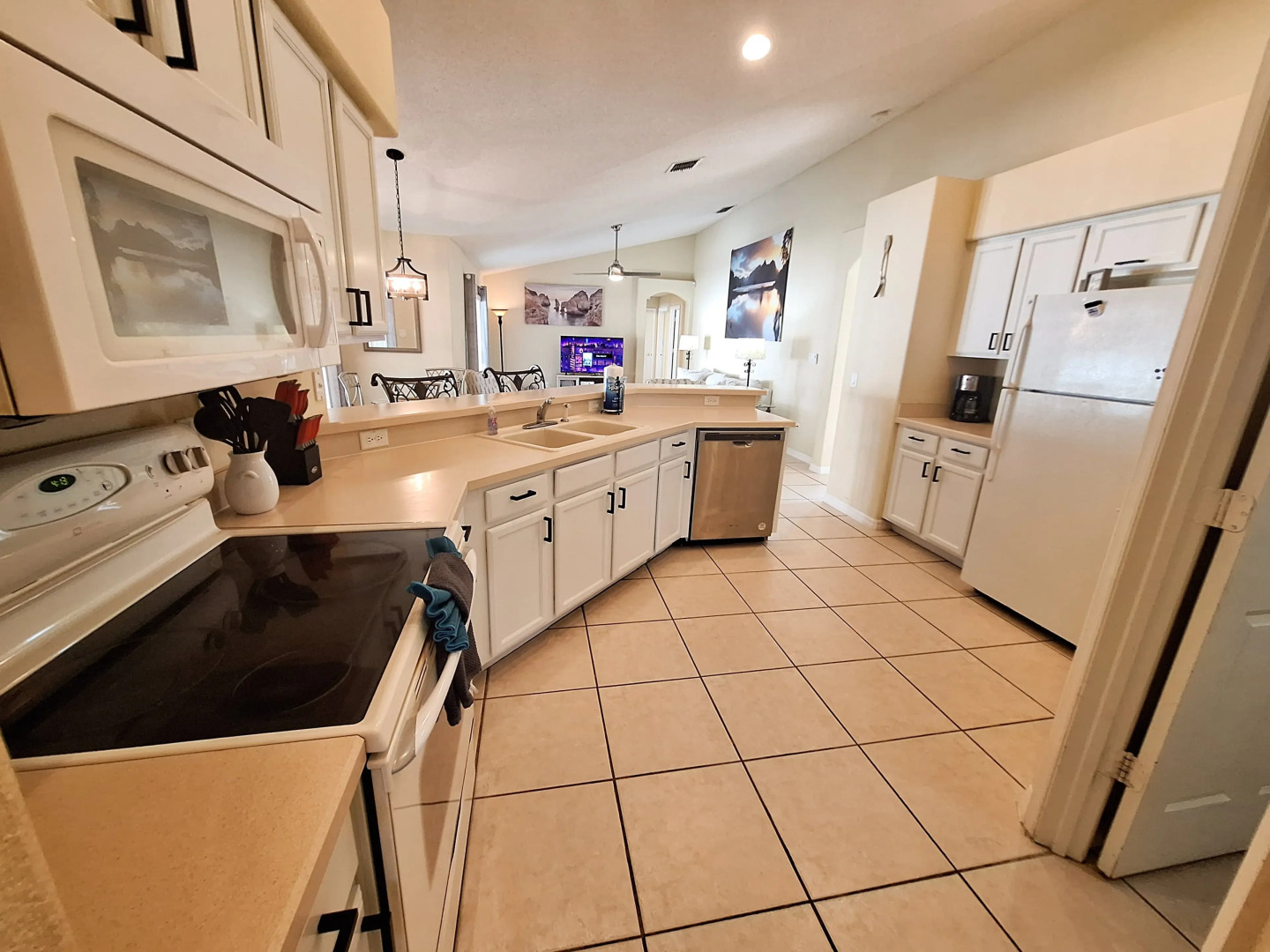 Private Pool Home with Spa & Games Room, Clermont, US