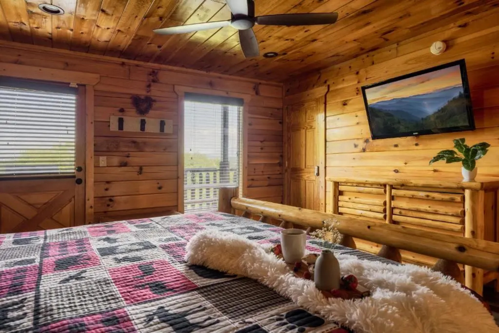 Bear Time Cabin - Scenic Mountain View, Firepit, Hot Tub, Theater, 4BR 3BA Sleeps 14