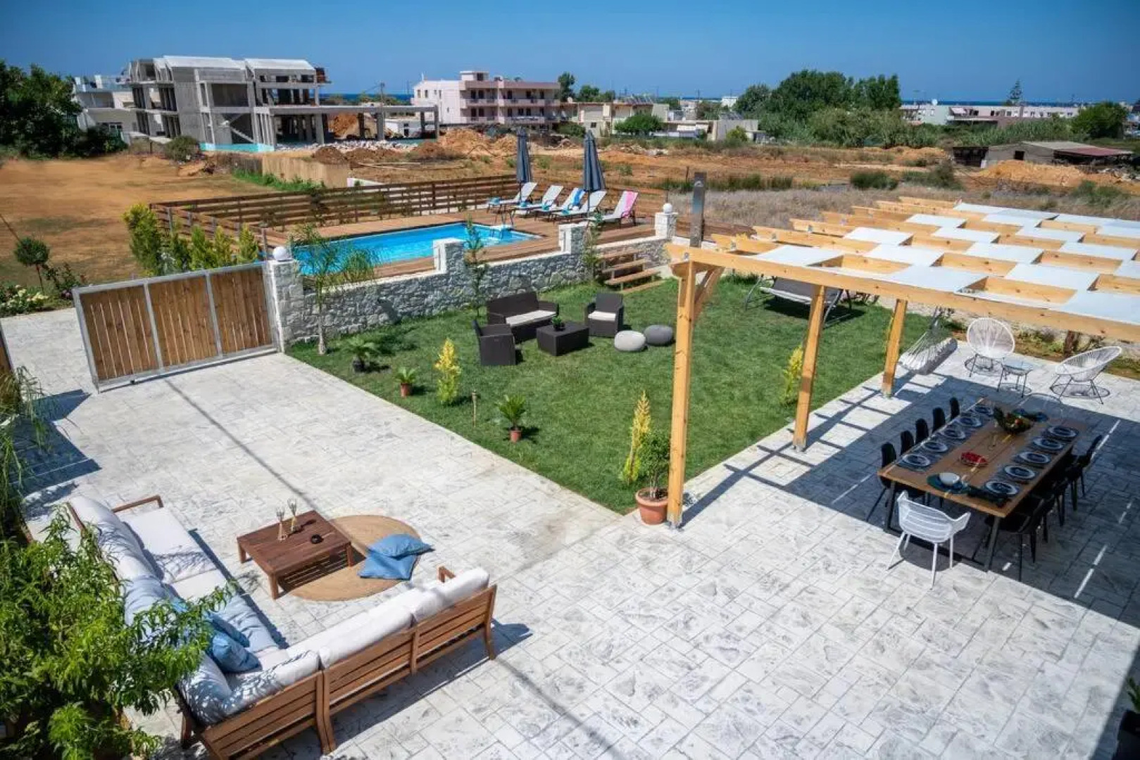 Villa 400 m from the beach 12 to 16 pers 2 pools
