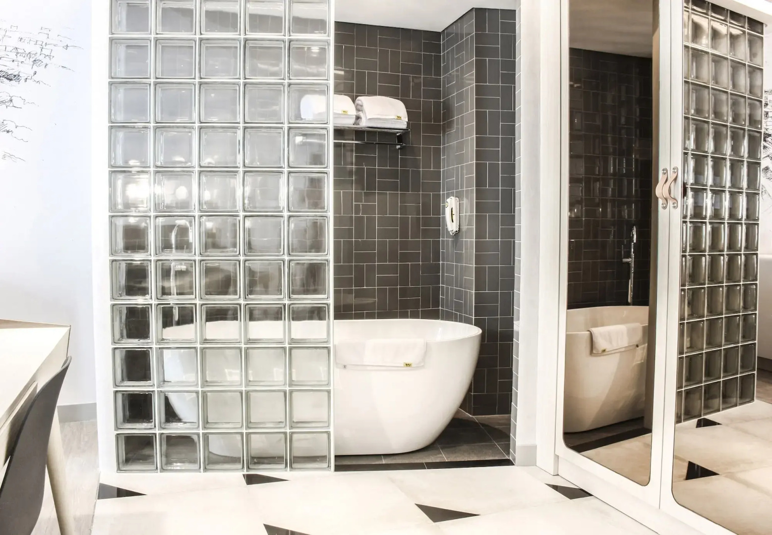 YELLO Hotel Harmoni Jakarta