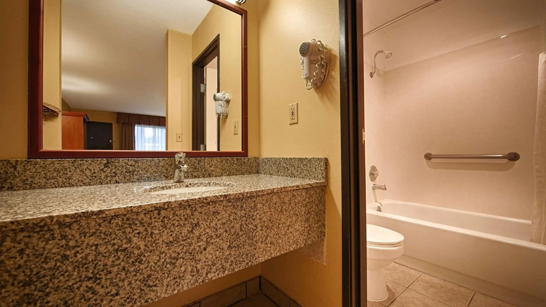 Oakridge Inn & Suites