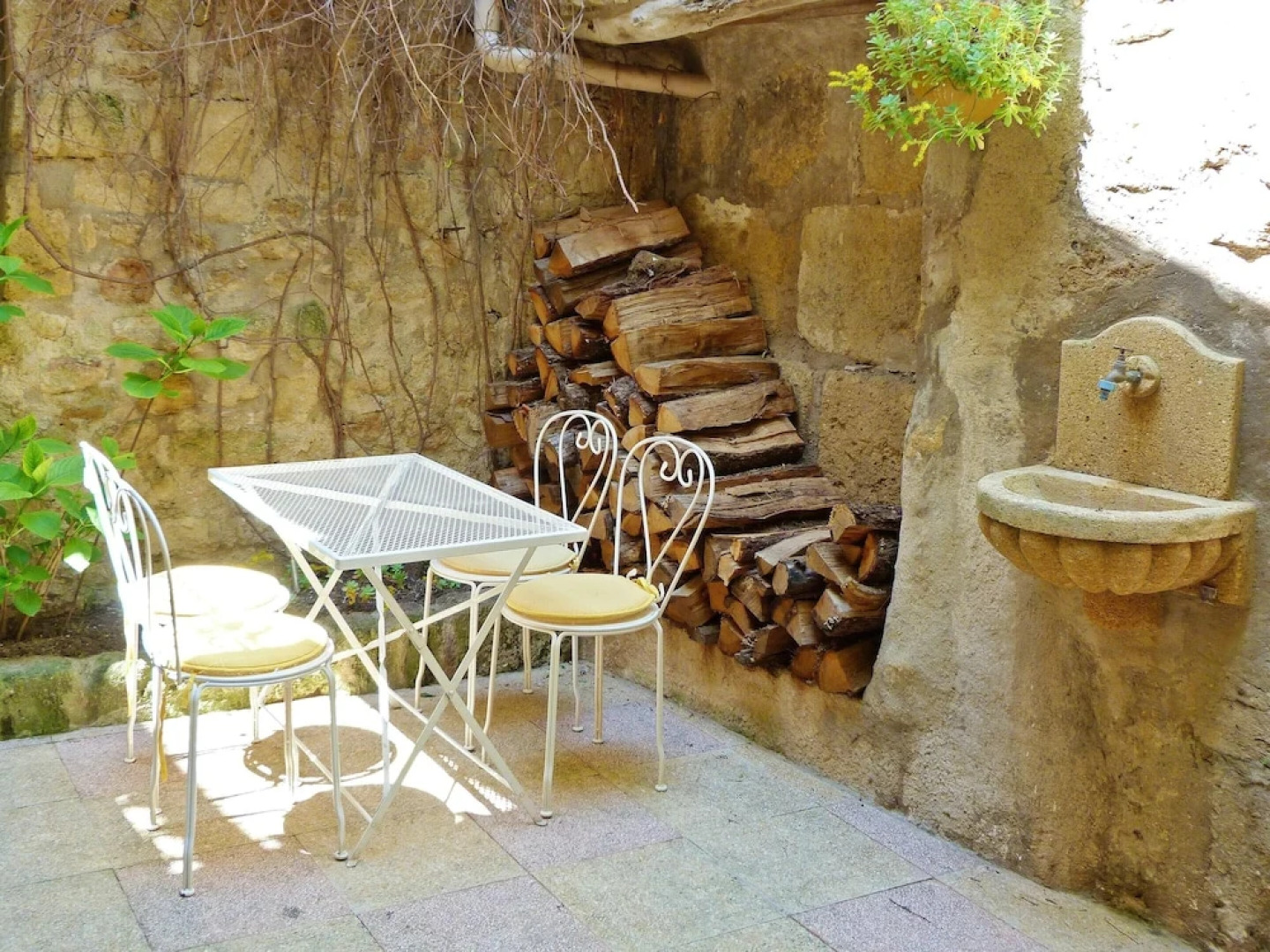 House With 3 Bedrooms in Pelissanne, With Wonderful City View, Furnish