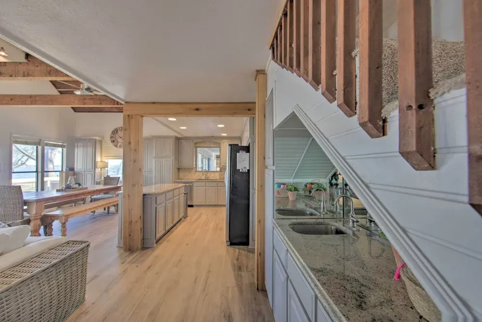 Stunning Lakefront Home: Hot Tub & Game Room!