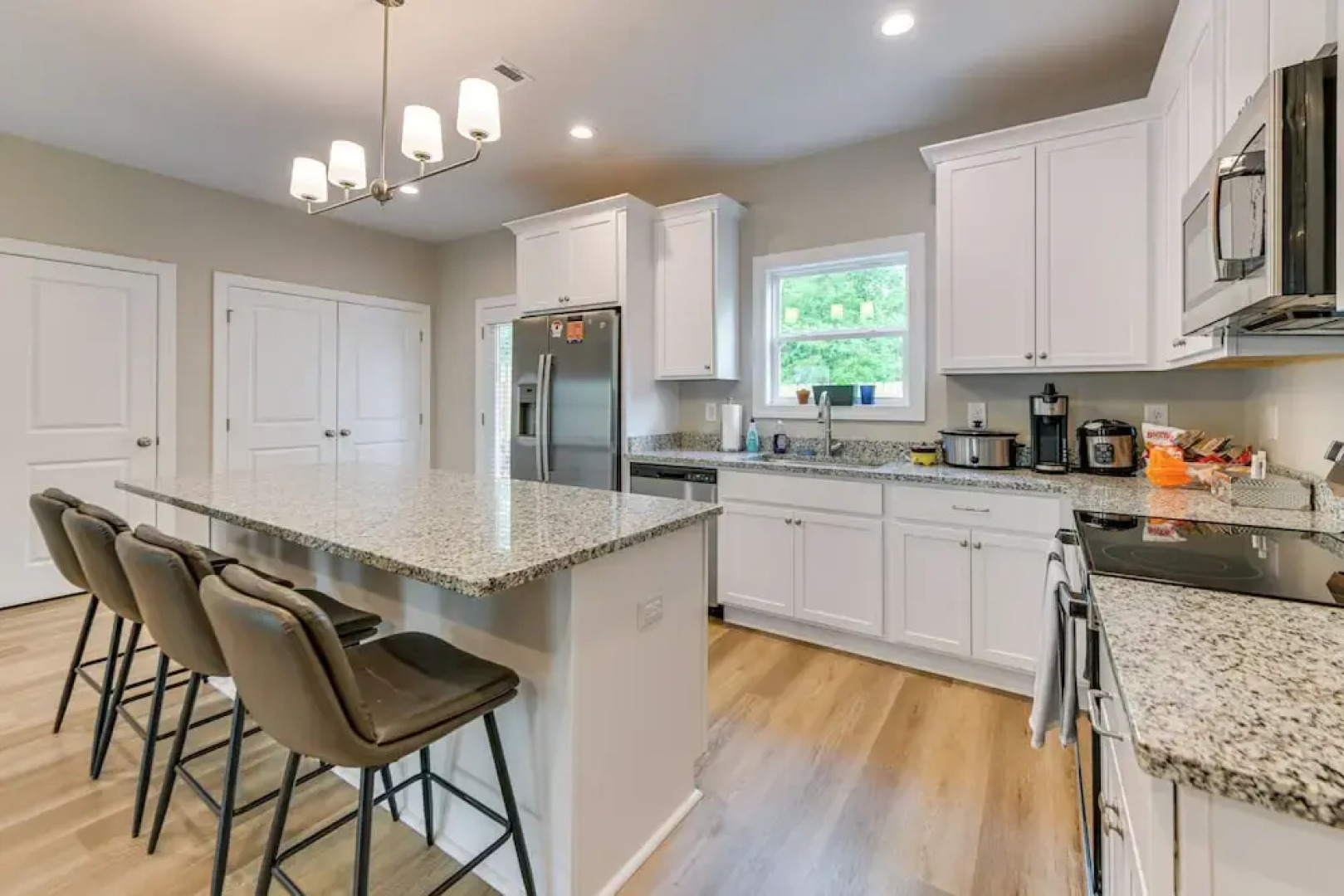 4 Mi to Auburn University: Townhome w/ Fenced Yard