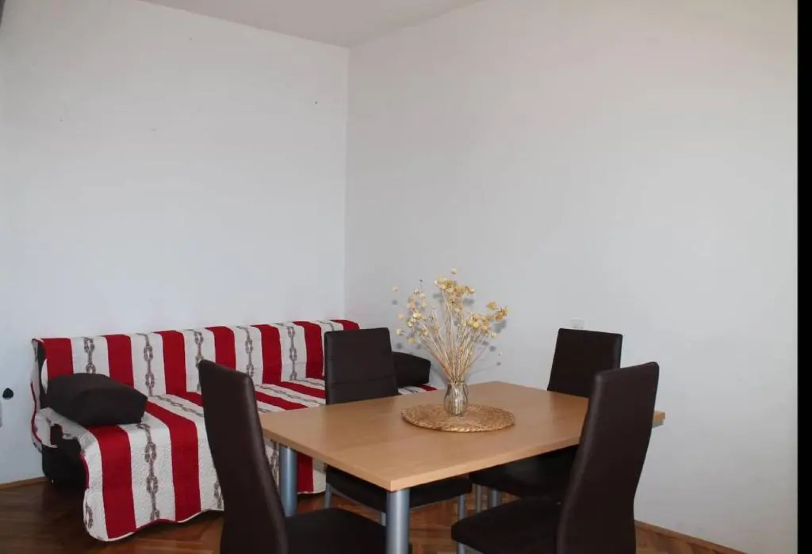 Entire home with a swimming pool for 12 in Marusici