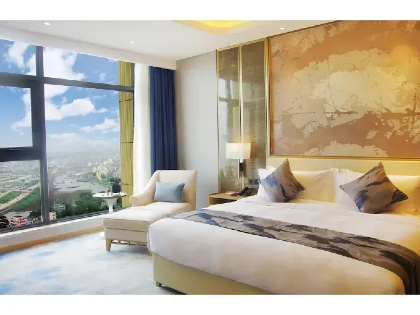 Ramada Plaza Dongxing City Center