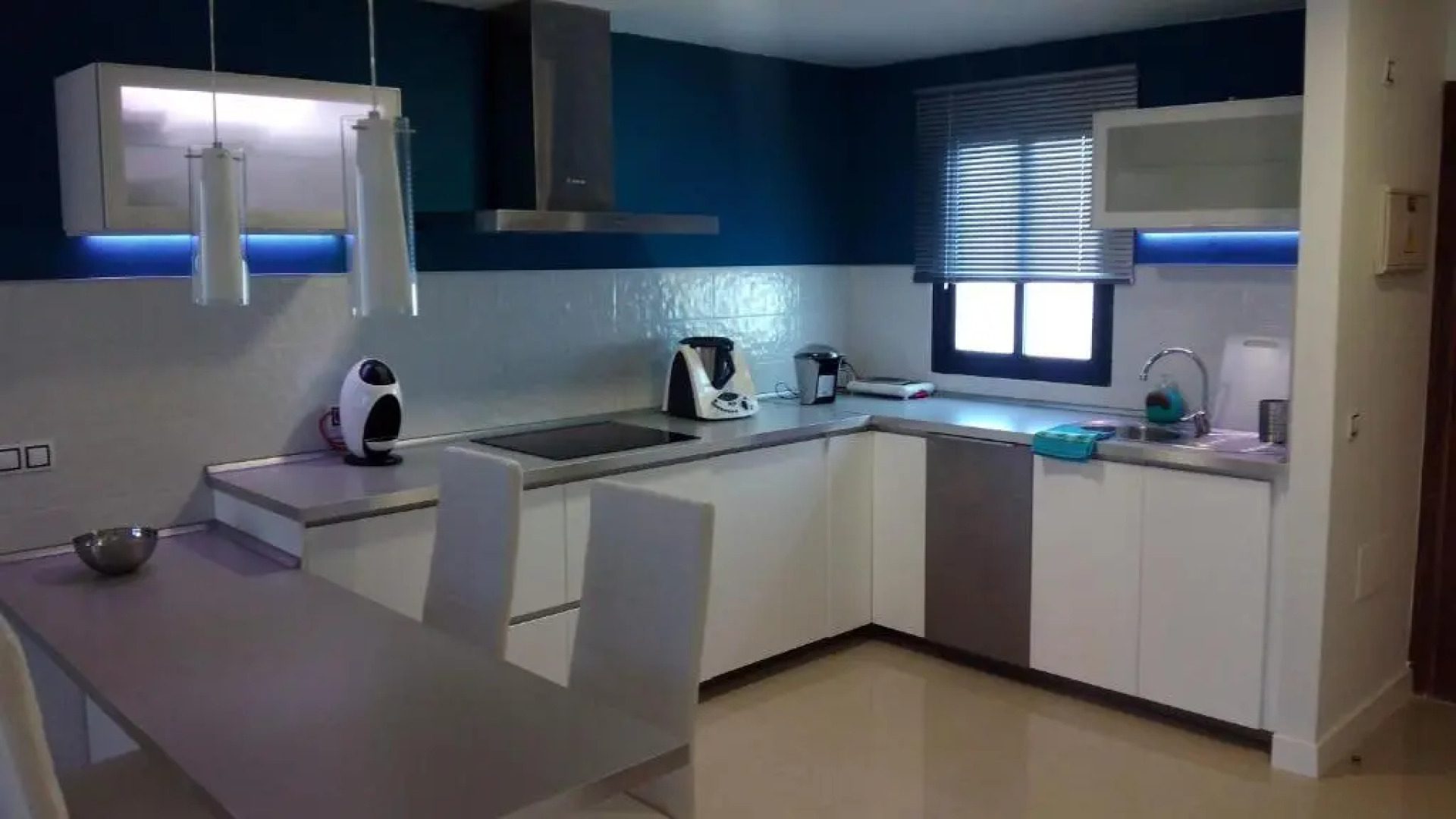 Ocean Front Apartment (WiFi)