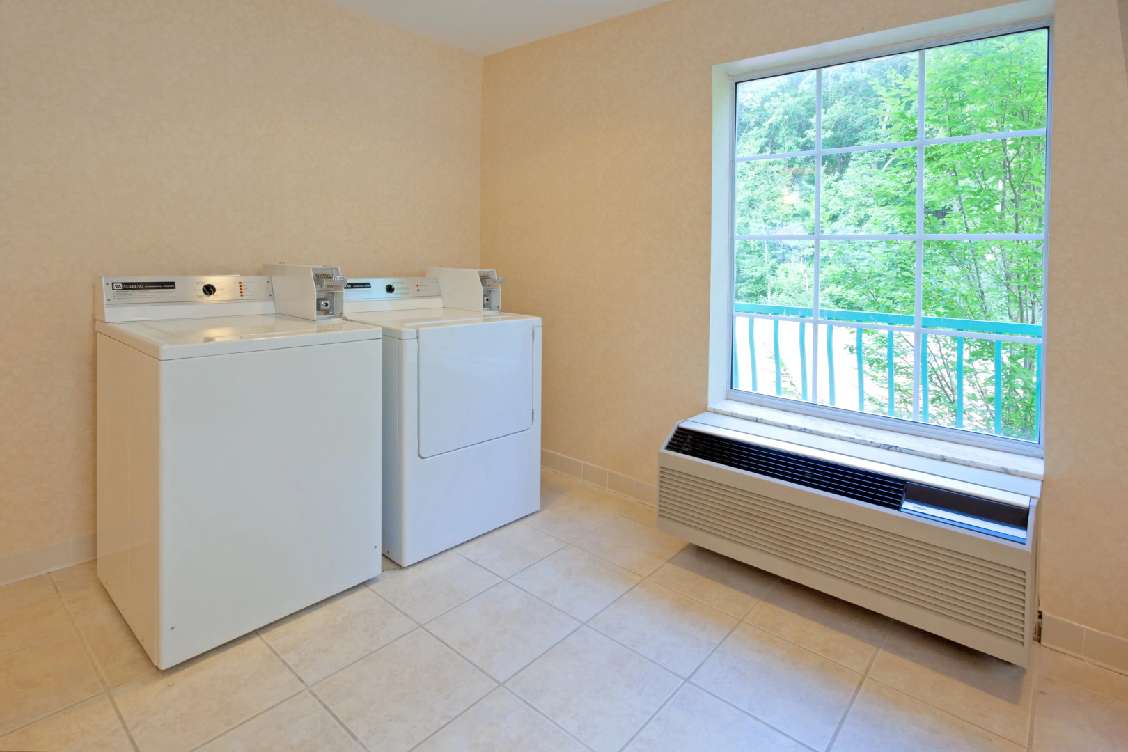 Holiday Inn Express And Suites Mount Arlingto