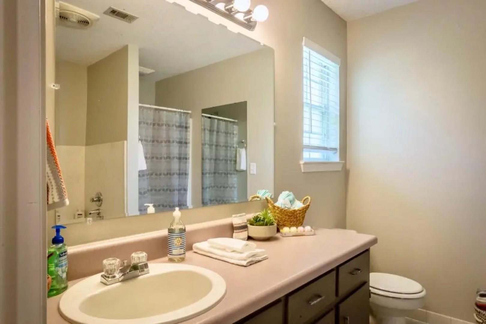 Life's a Breeze! Updated 3B Home 10 min to Beach!