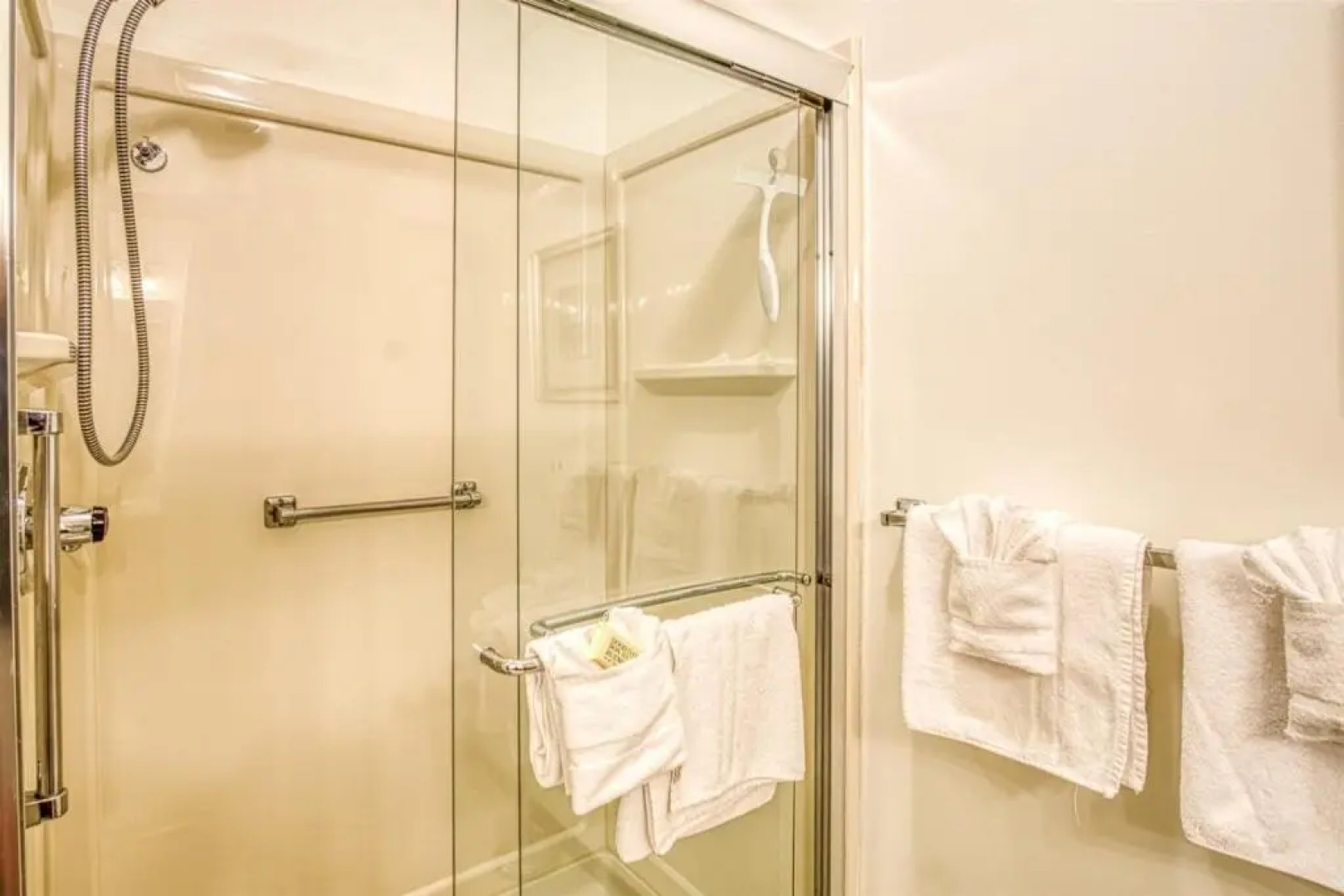 02101 - 1 LaCanada Lane