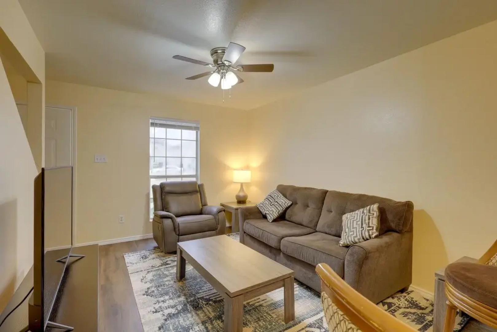 5 Mi to Fort Hood Shopping: Quiet Killeen Townhome