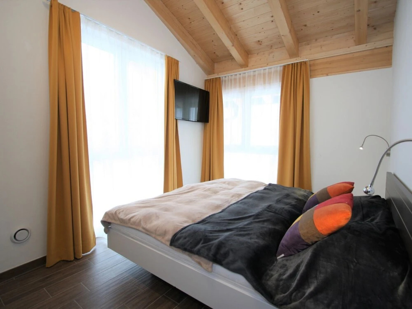 Contemporary Apartment With Ski Storage, Parking, Heating