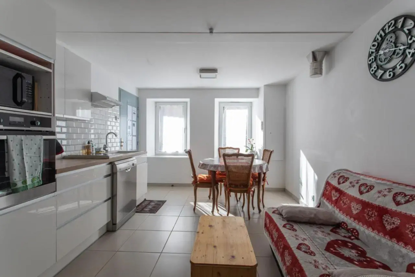 Rez-de-chaussée centre ville d'Embrun 3 étoiles