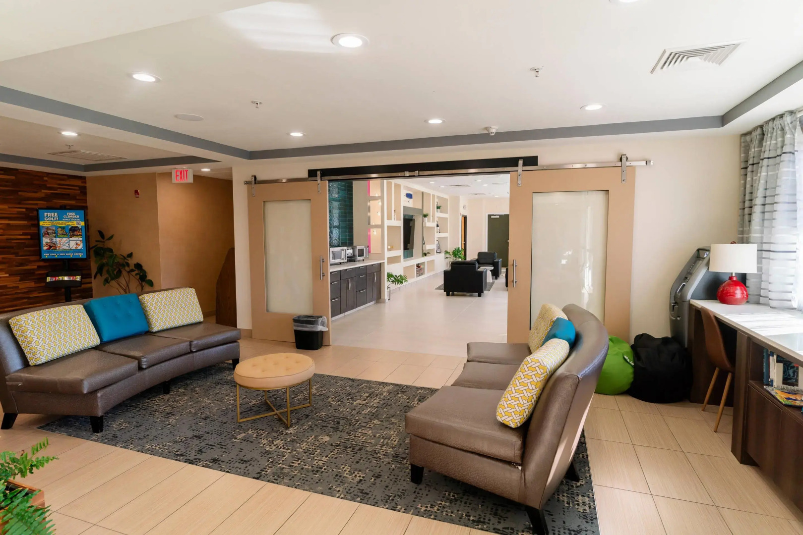 Gateway Hotel & Suites, an Ascend Collection Hotel