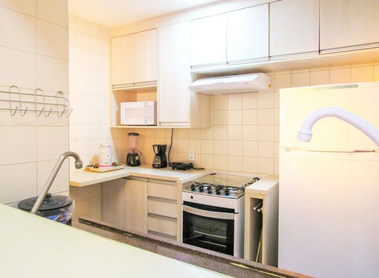 Apto a 200 m da Praia das Pitangueiras-guaruj SP