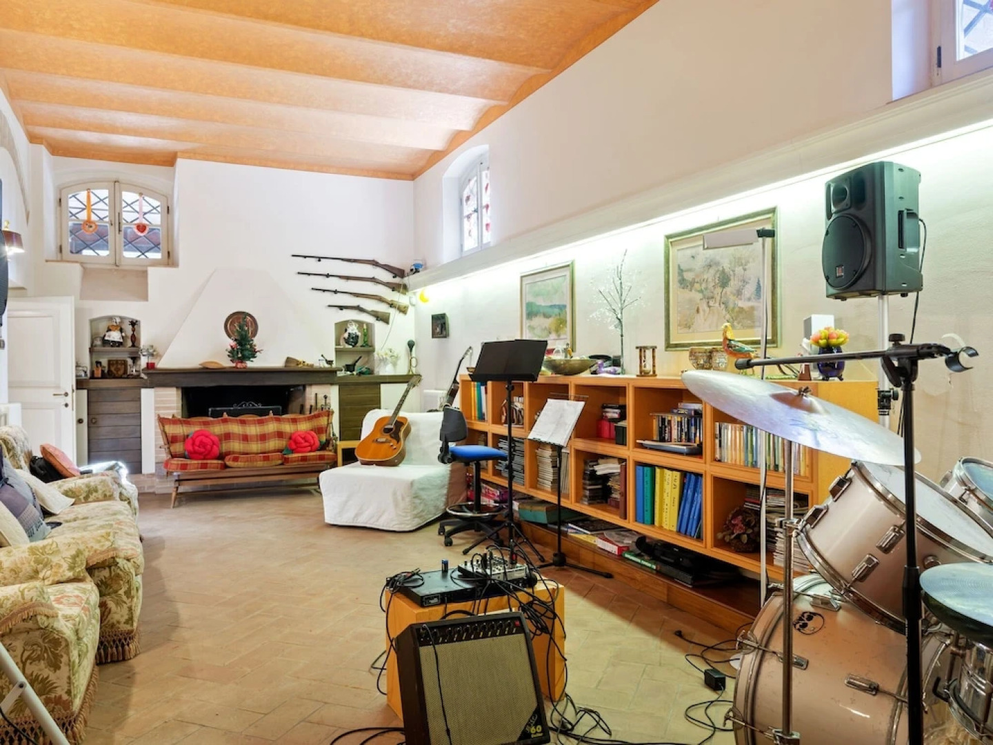 Plush Holiday Home in Macerata with Jacuzzi