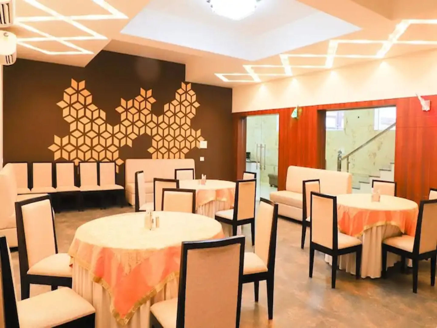 OYO 16768 Hotel Lotus Grand