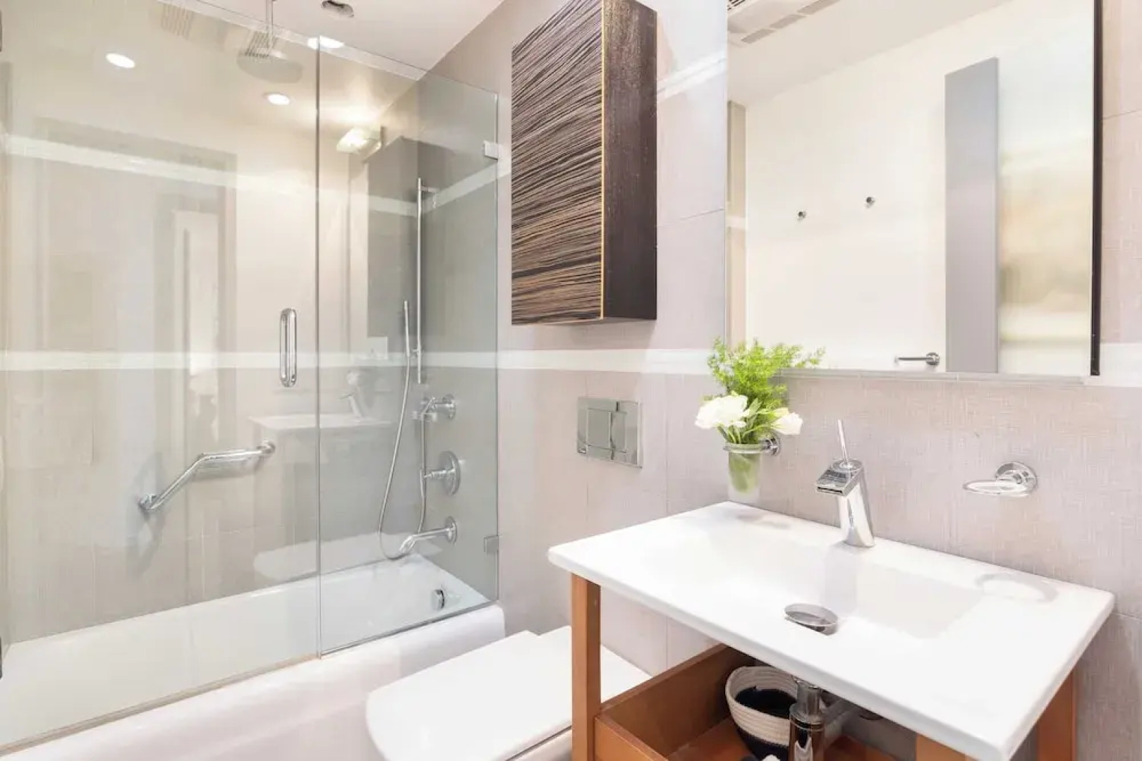 Steps to Beach+shops, Oceanview, Hot Tub+firepit Moonlight Modern by Avantstay