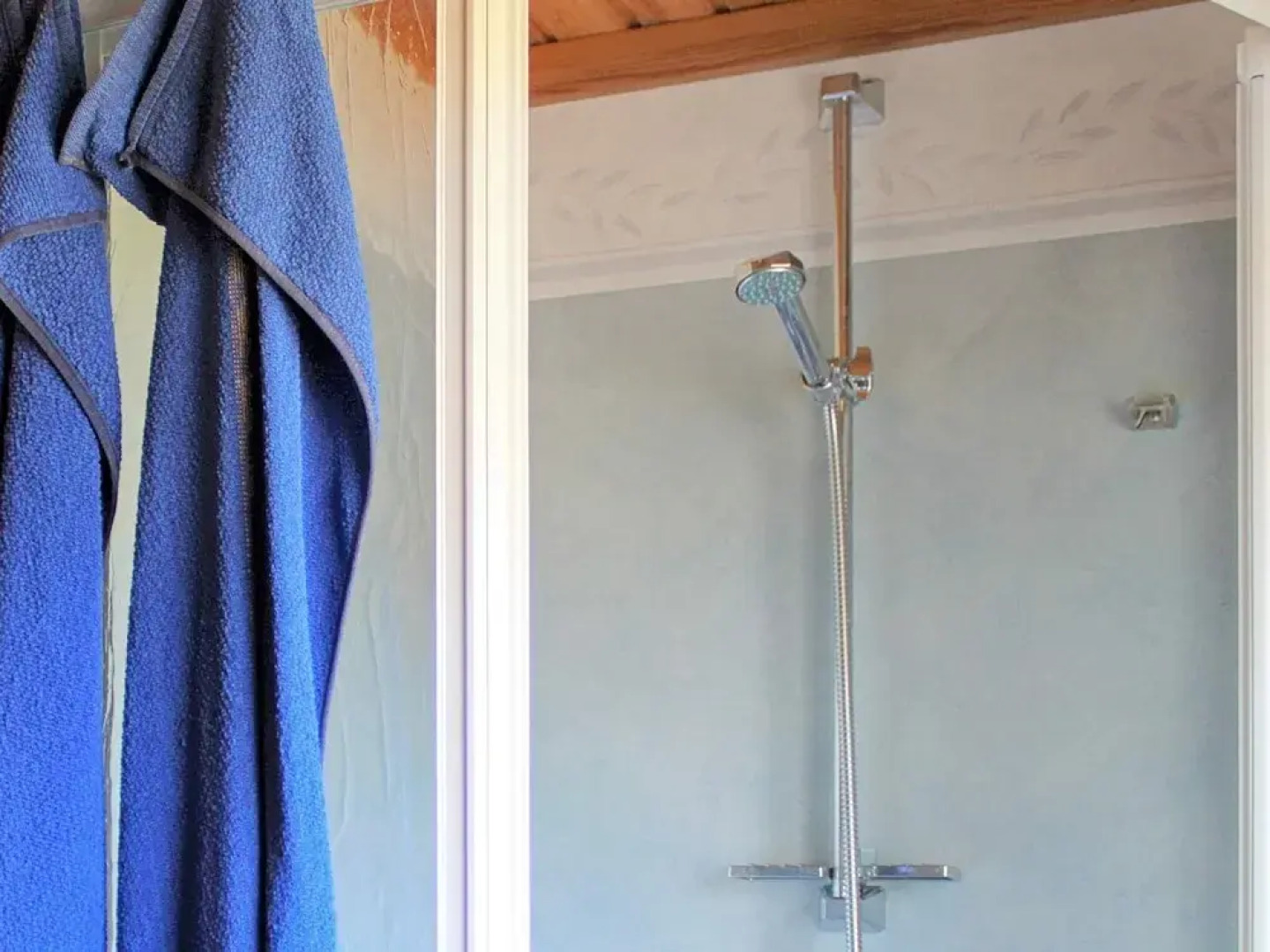 Scenic Lakeside Cottage-by Traum