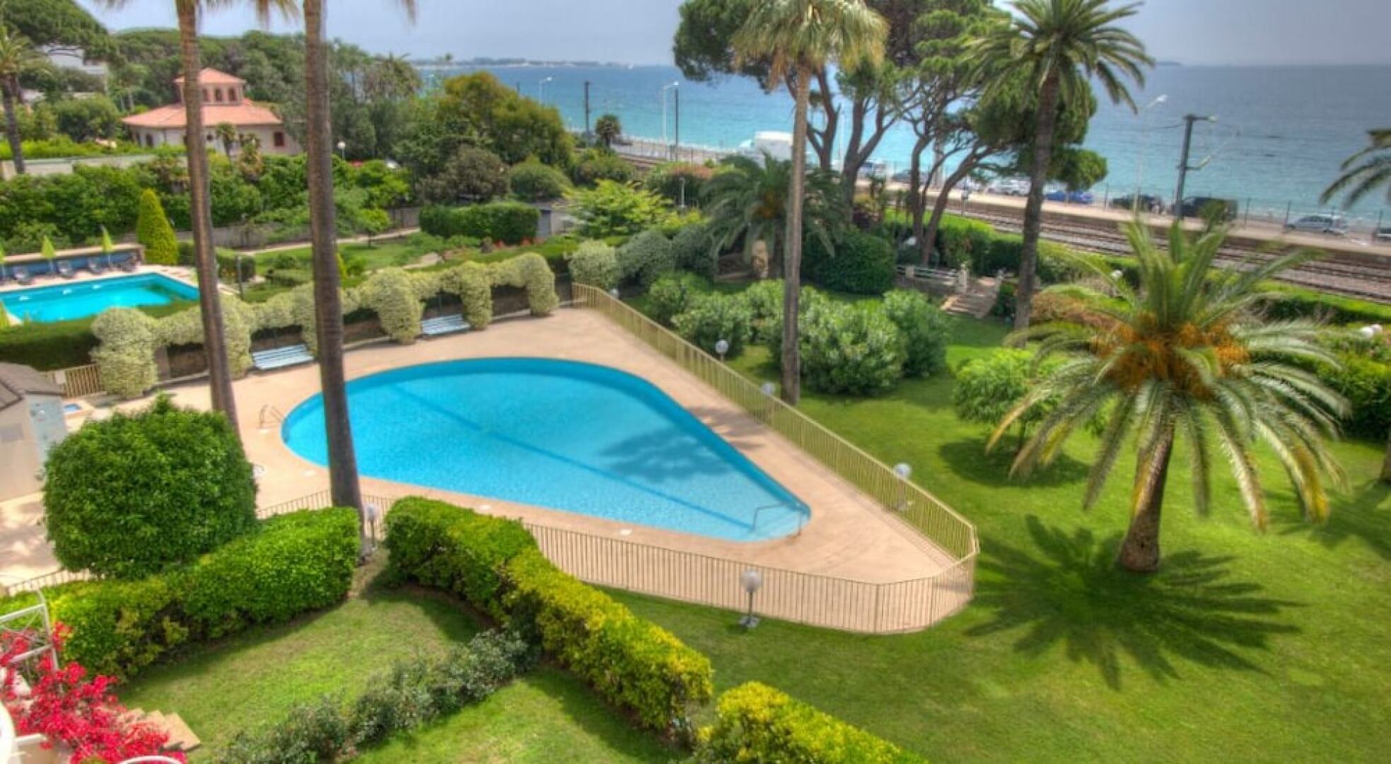 T2 vue mer 100m plages piscine PKG