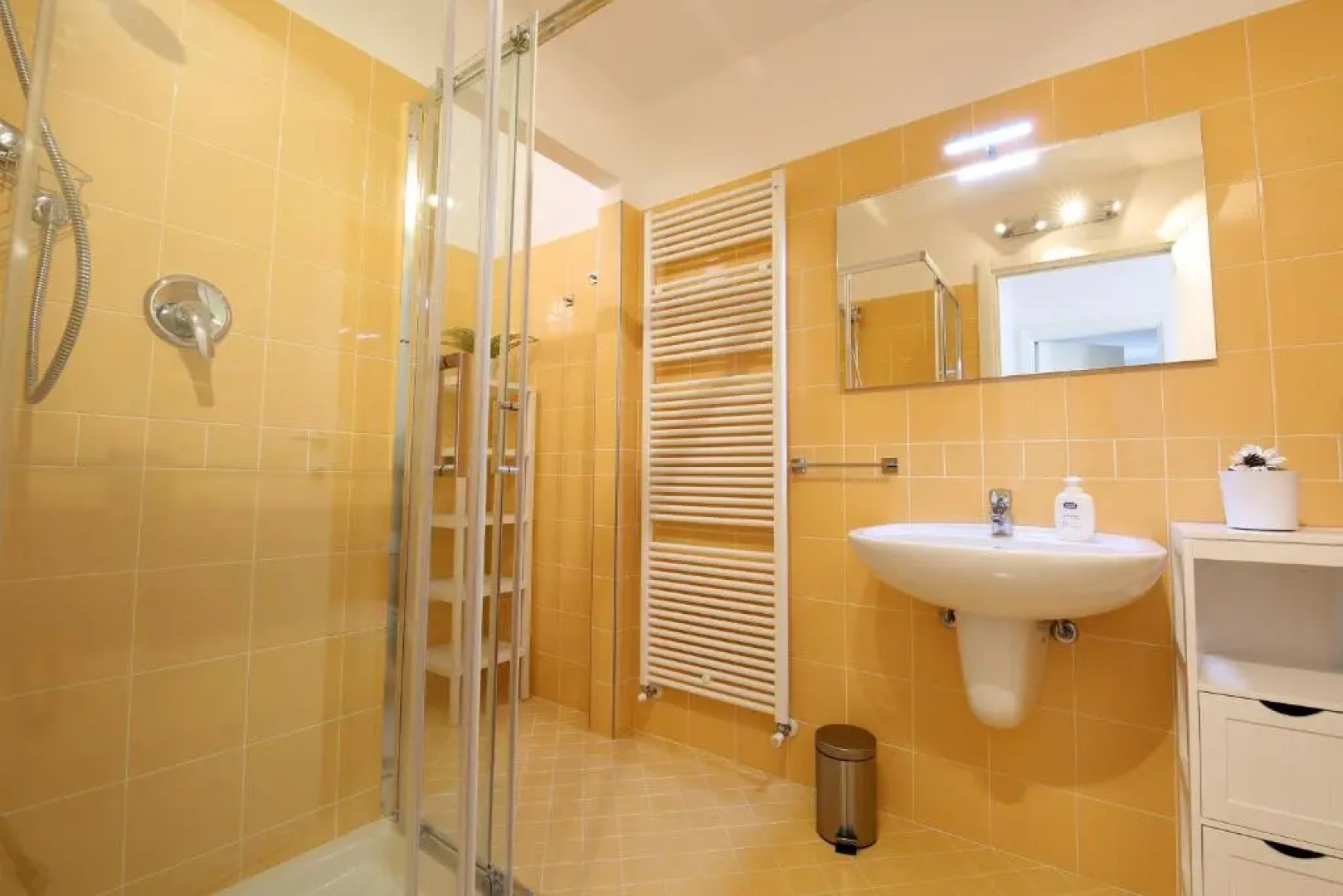 BELLAGIO DREAMS APT, pool, with private garden, near lake