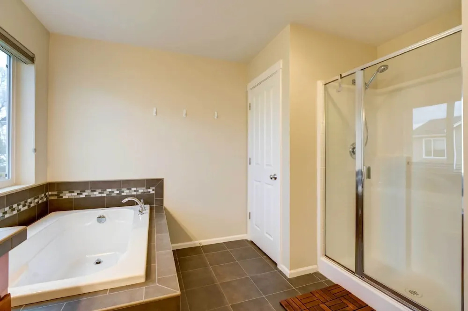 Spacious Kent Home Near Seatac Airport w/ Patio