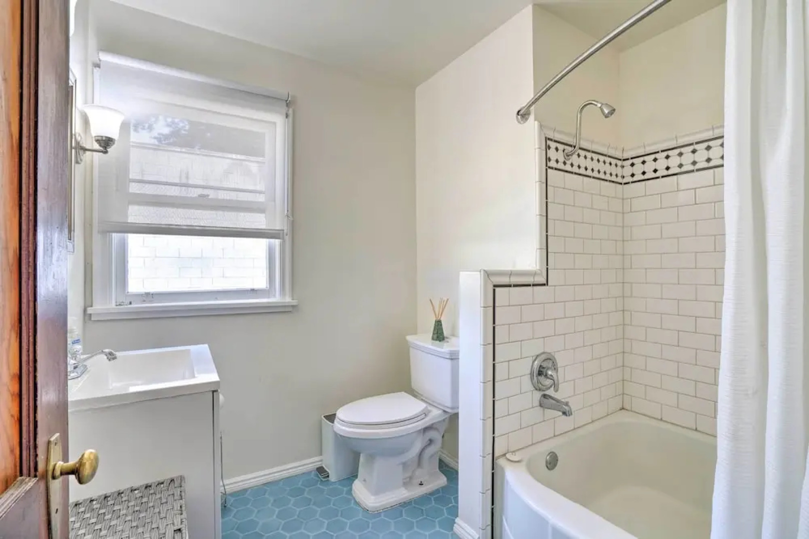 \sun-dappled Retreat: Walk to Restaurants!