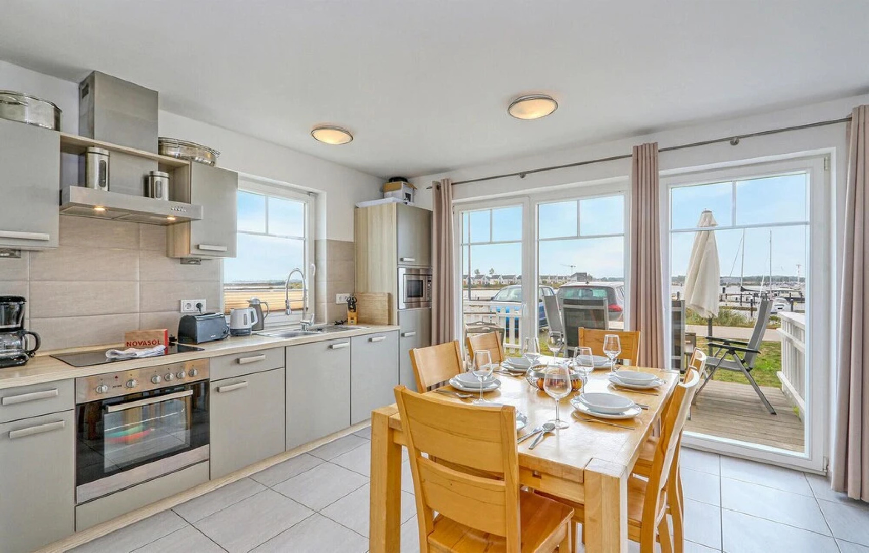 Weiße Strandvilla/56a O