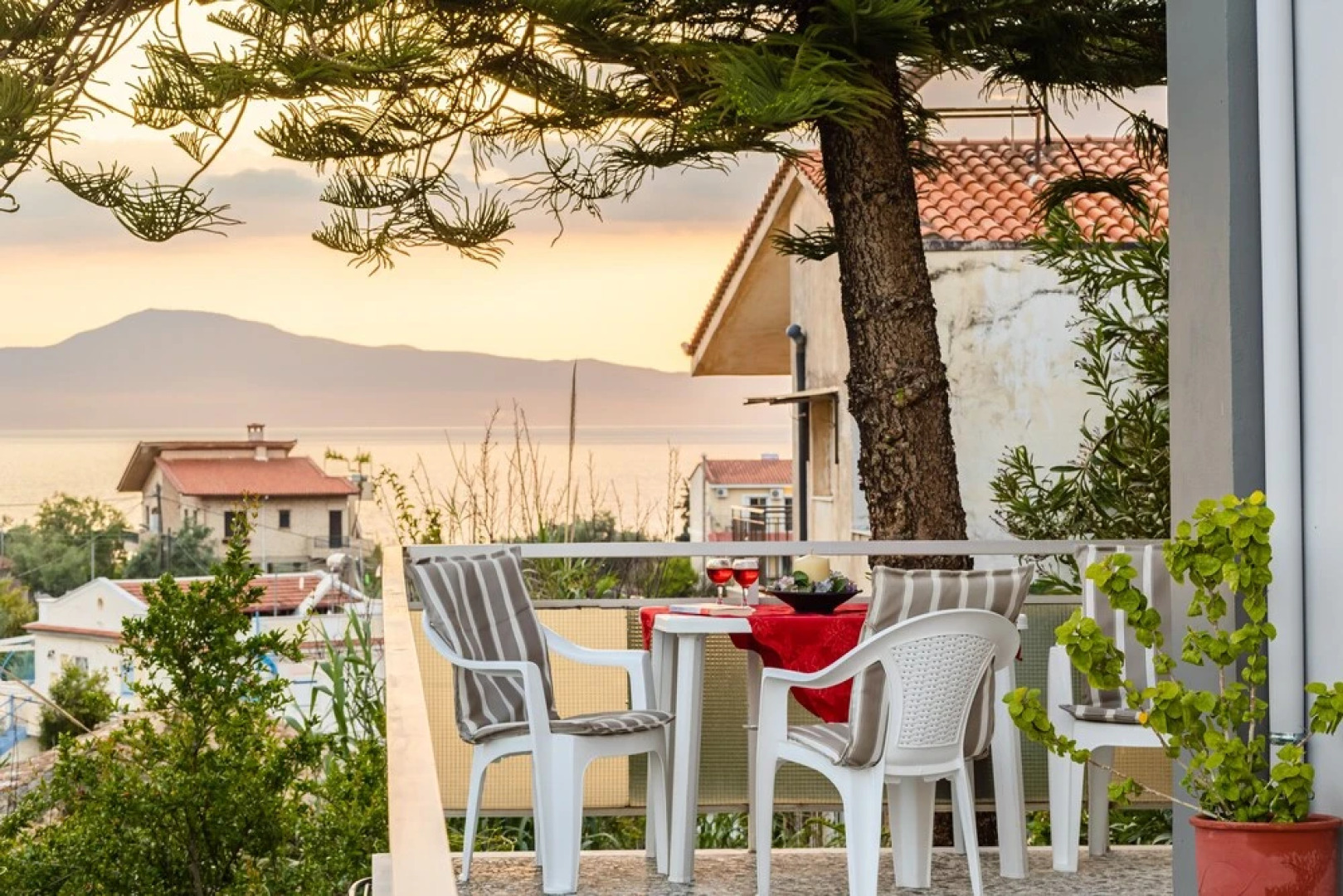 Seaside Family Haven - Avia's Spacious Getaway