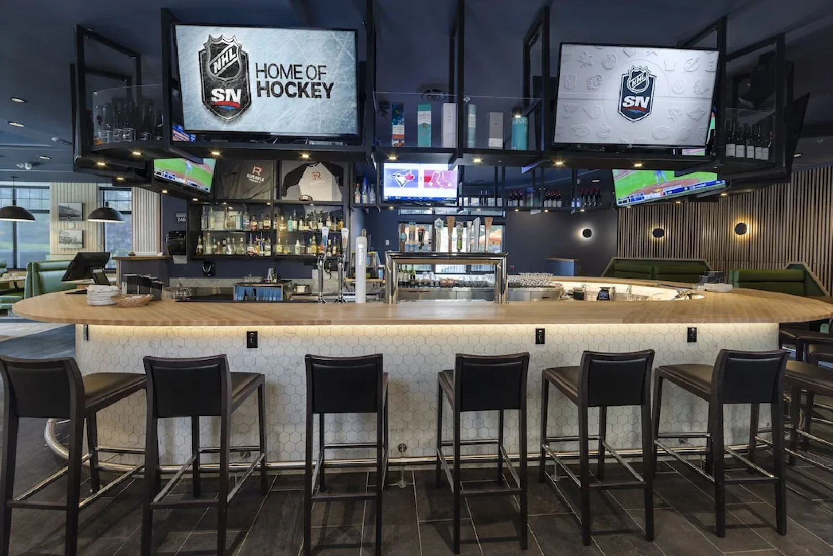 Elk Lake Inn & Suites Victoria