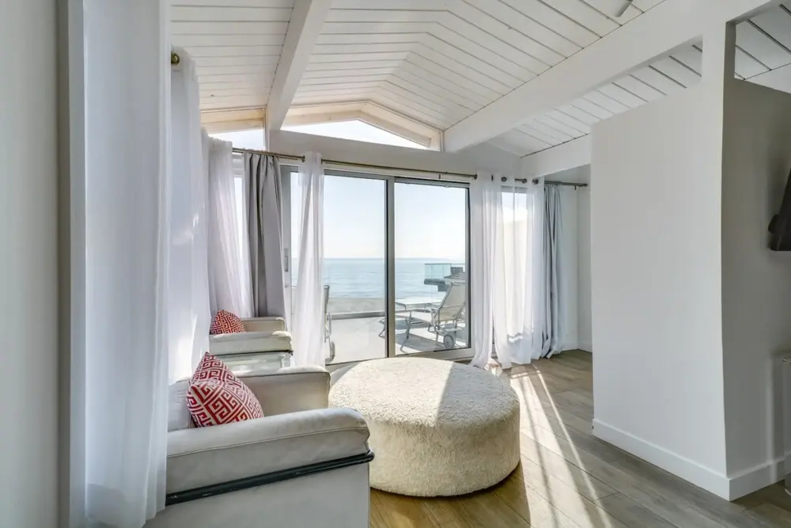 Beachfront Malibu Apartment w/ Ocean-view Balcony
