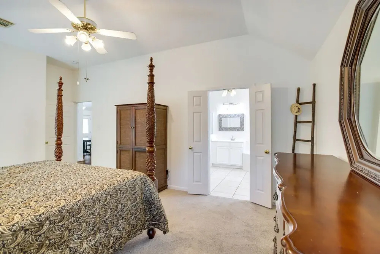 Pet-friendly Spring Home - 4 Mi to Six Flags!