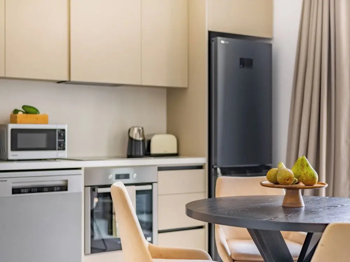 Sanders Only - Ideally Planned Studio With Balcony