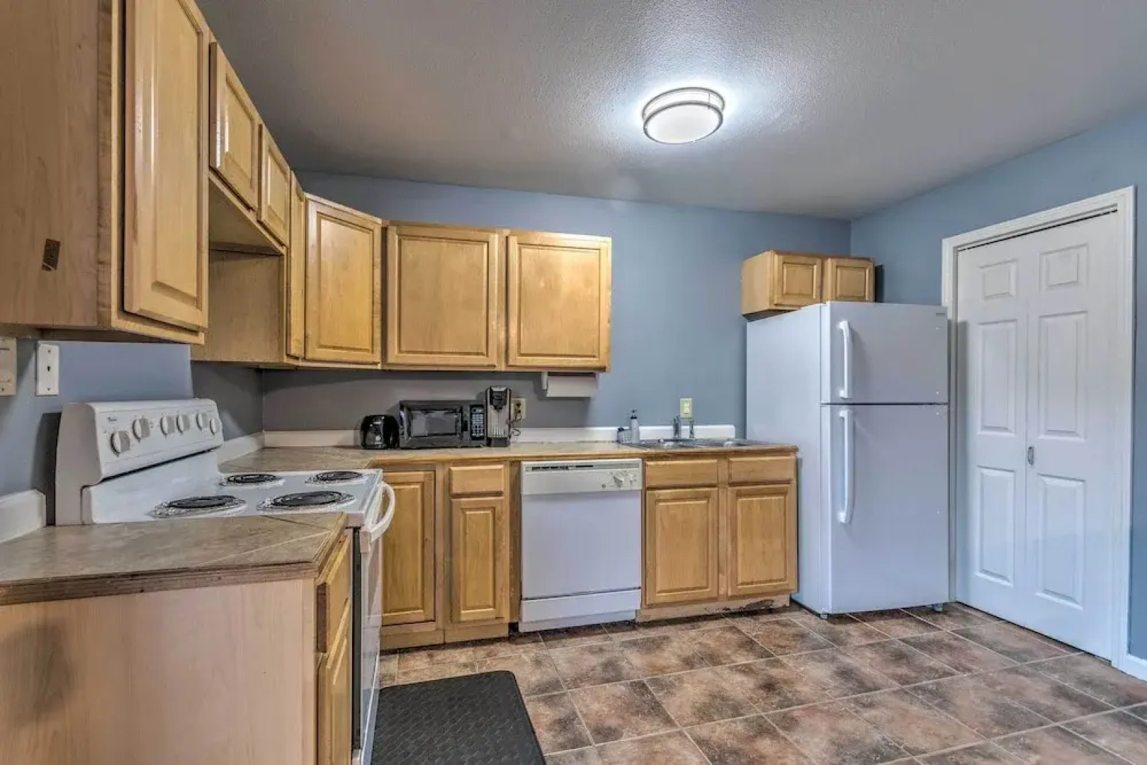 Modern Hot Springs Condo w/ Dock on Lake Hamilton!