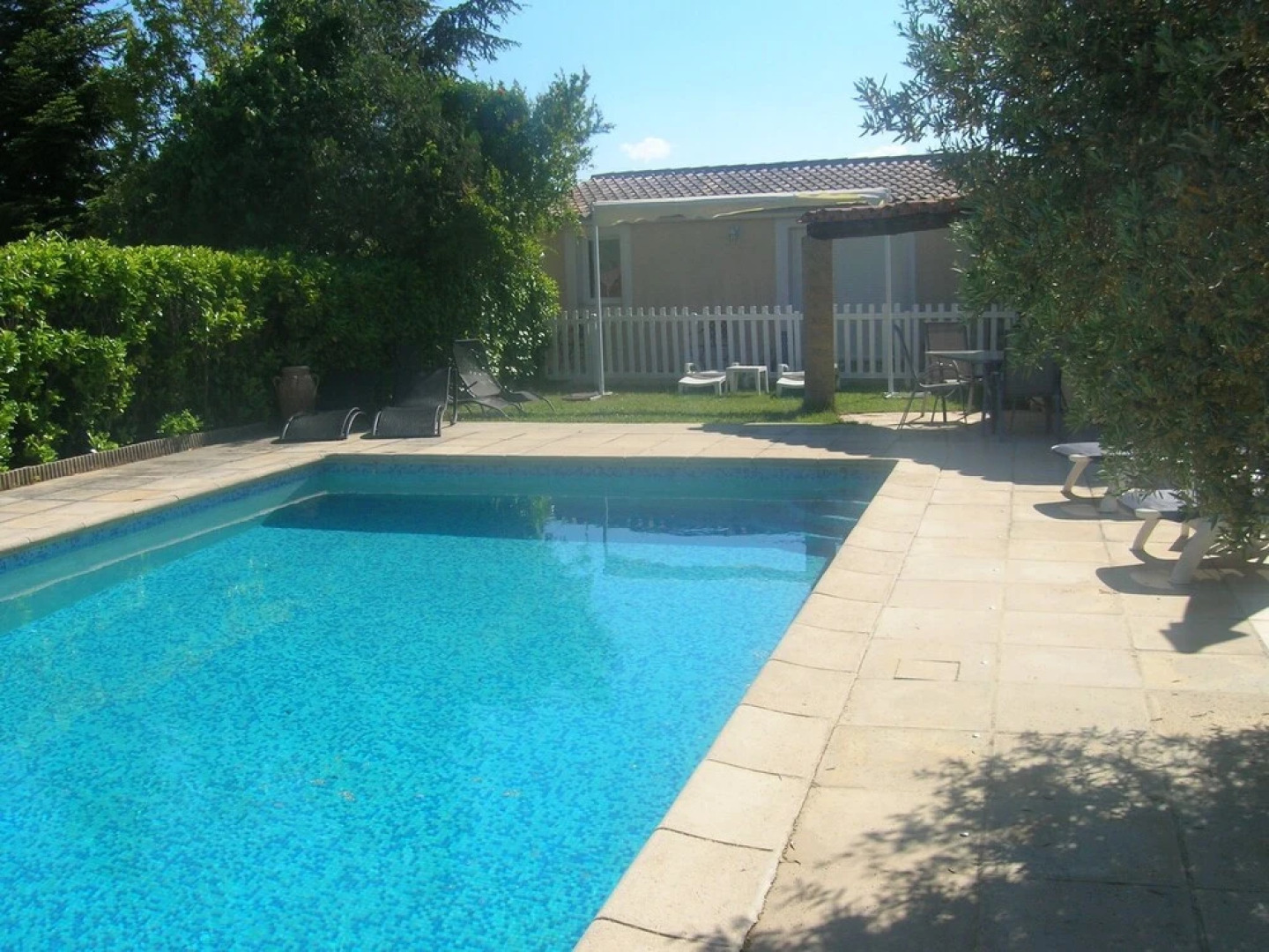 Bright Apartment With one Bedroom in Robion, With Pool Access, Enclose