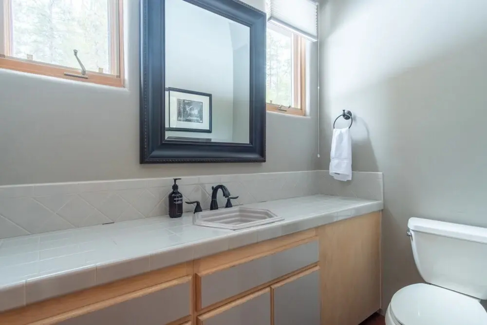 Ponderosa by Avantstay Spacious Cabin w/ Large Deck & Hot Tub 10min to Mtn